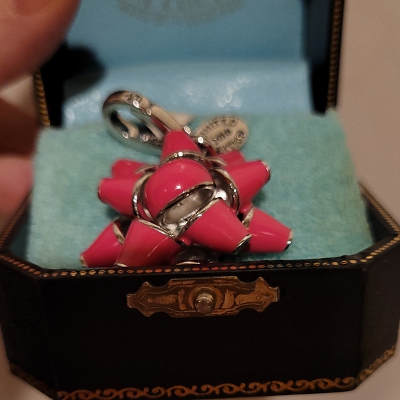 JUICY COUTURE 2010 LIMITED EDITION PINK GIFT WRAP BOW CHARM - Picture 4 of 5